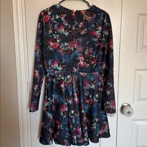 Like new Bebe long sleeve floral dress Sz Large